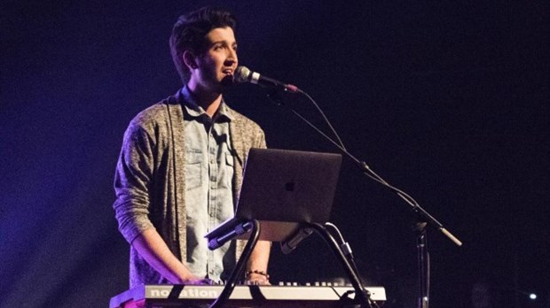 Erwan Cosnuau Polewska du Collège Lionel-Groulx remporte la finale régionale de Cégeps en spectacle