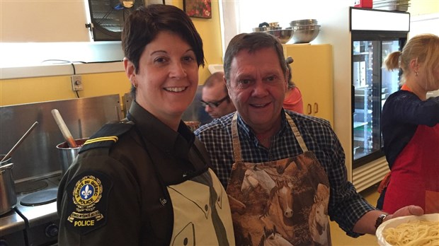 Les policiers de la MRC des Laurentides mettent la main à la pâte pour l'APHIL