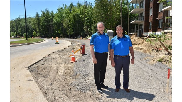 Un trottoir et une piste cyclable sur le boulevard de Chambéry