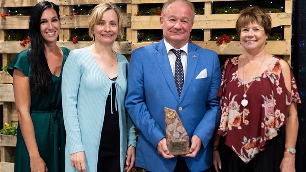 Collectivités en fleurs : la Ville de Rosemère remporte le prix de prestige 