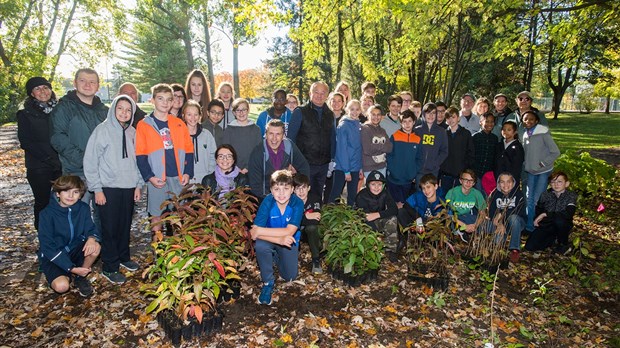 Une plantation de 300 arbres et arbustes a eu lieu à Rosemère