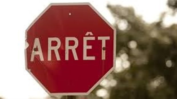 La Ville de Mirabel installe des panneaux routiers, dans l'attente d'action de la part du ministère des Transports 
