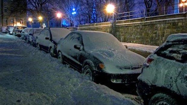 Vignette de stationnement de nuit l'hiver: les inscriptions sont ouvertes