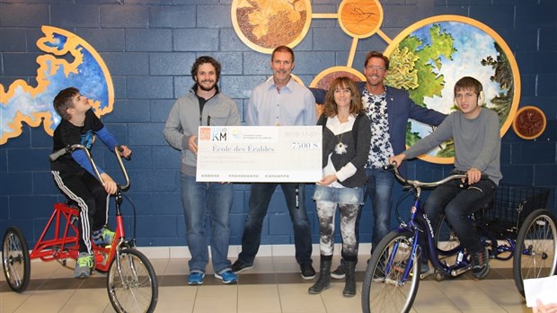 Un chèque de 7 500 $ remis à l'école des Érables pour l'achat de matériel de sport