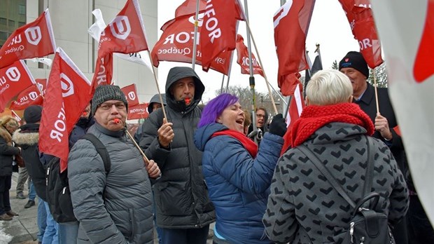 Paccar met les membres d’Unifor en lock-out à son usine de Sainte-Thérèse