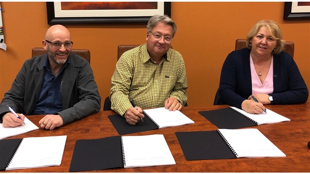 Le CISSS des Laurentides et le syndicat APTS  procèdent à la signature d'une convention collective 