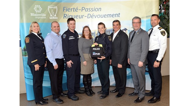 Le CISSS des Laurentides remet douze défibrillateurs cardiaques aux policiers de la Ville de Blainville