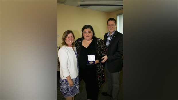 Suzie Mallette, enseignante en adaptation scolaire, reçoit la médaille de l’Assemblée nationale du Québec