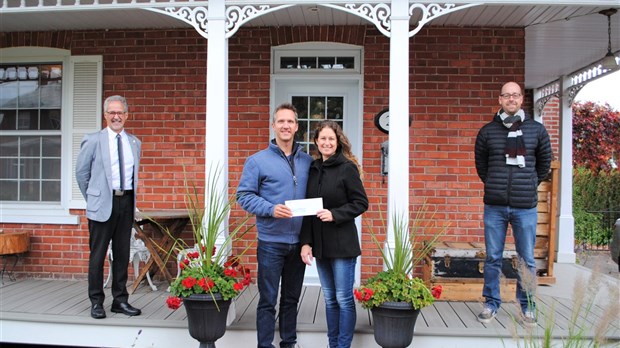 Sainte-Thérèse remet le premier chèque du programme de subvention à la rénovation des bâtiments patrimoniaux