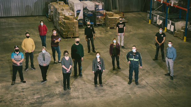 Des stagiaires du programme Intégration Travail DI-TSA-DP aident les  travailleurs de la santé 