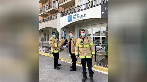 Les pompiers de Sainte-Thérèse sèment le bonheur dans les résidences pour aînés