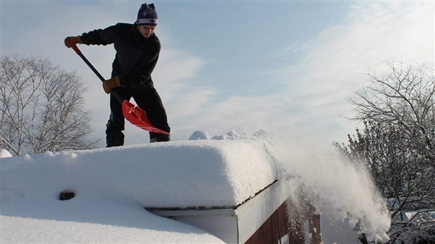 Déneiger un toit, ça se planifie rappelle la CNESST