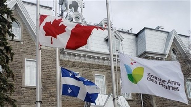 La Ville de Sainte-Anne-des-Plaines met ses drapeaux en berne