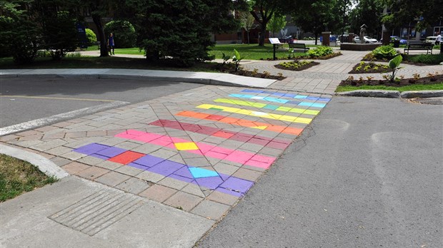 À Sainte-Thérèse, l'artiste Charlem a coloré deux chemins de traverse