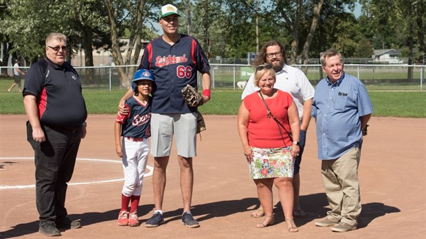 À Boisbriand, un hommage à Derek Aucoin lors du premier match de son fils