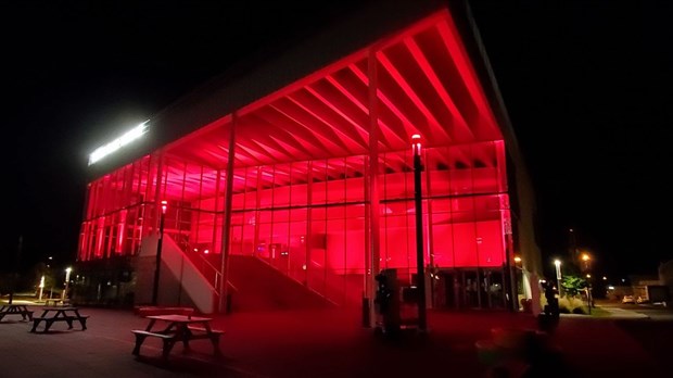 Le Théâtre Gilles-Vigneault participe à l'événement pancanadien Éclairons les scènes ce mardi