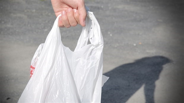 Tous les IGA des Laurentides retirent les sacs de plastique aux caisses