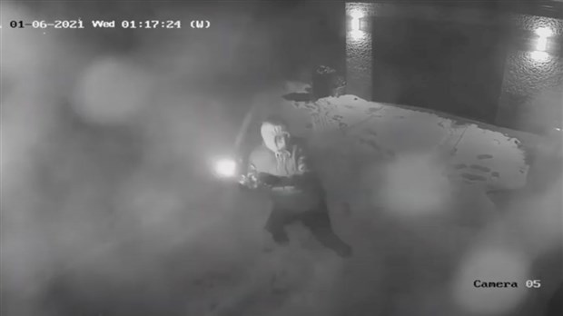 Incendie criminel: un suspect à identifier à Laval 