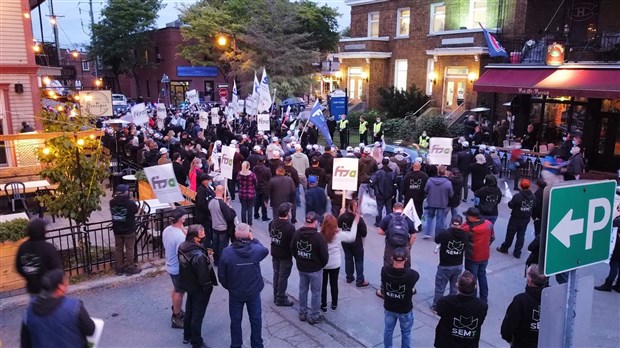 Près de 400 syndiqués manifestent leur ras-le-bol face au maire Plante