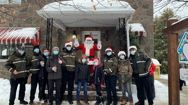 Remise de cadeaux des policiers de la SQ des Laurentides