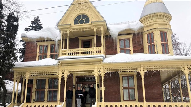 Sainte-Thérèse remet une subvention de 20 000 $ aux propriétaires du 10, rue Saint-Charles 