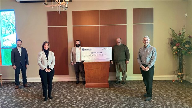 Le club Kiwanis Saint-Eustache remet 5700$ pour des élèves touchés par les inondations de Sainte-Marthe-sur-le-Lac