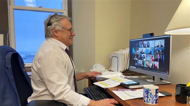 Le député de Rivière-des-Mille-Îles en direct Facebook
