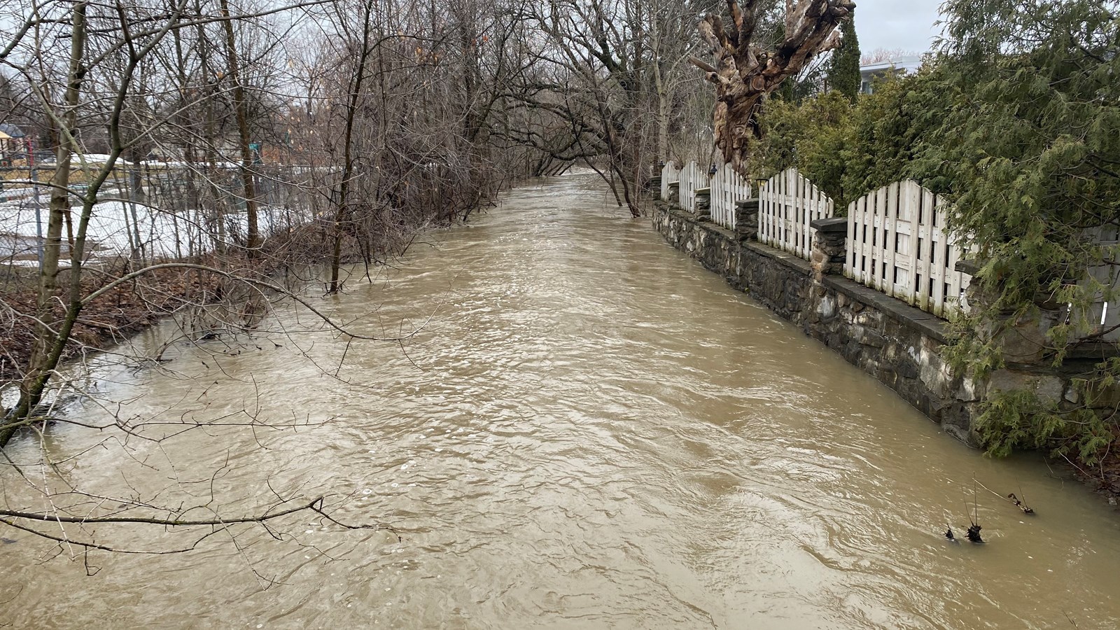 Stabilisation du niveau de la rivière aux Chiens