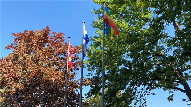 Sainte-Thérèse hisse le drapeau arc-en-ciel 