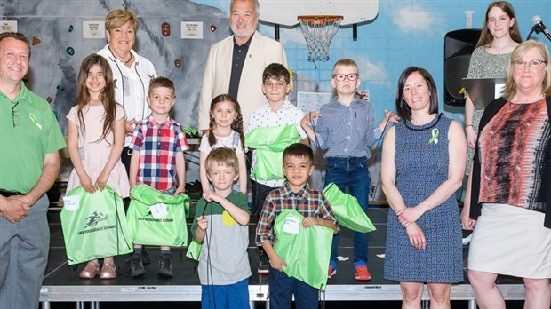 Les jeunes reçus par le maire de Lorraine au cours du gala de la persévérance scolaire