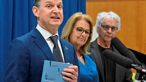 Prise d'images à la veille du budget: Eric Girard rompt avec la tradition