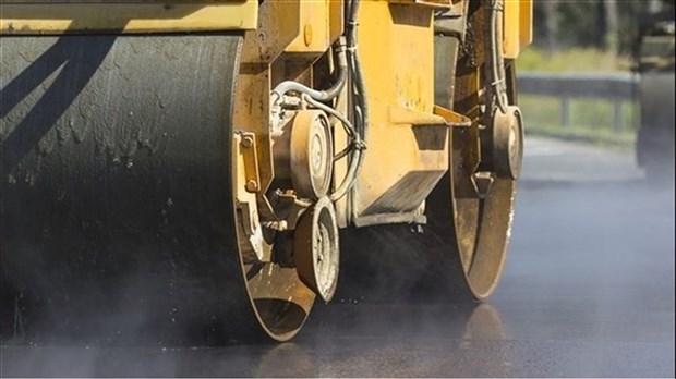 Travaux d'asphaltage de jour sur la route 148 