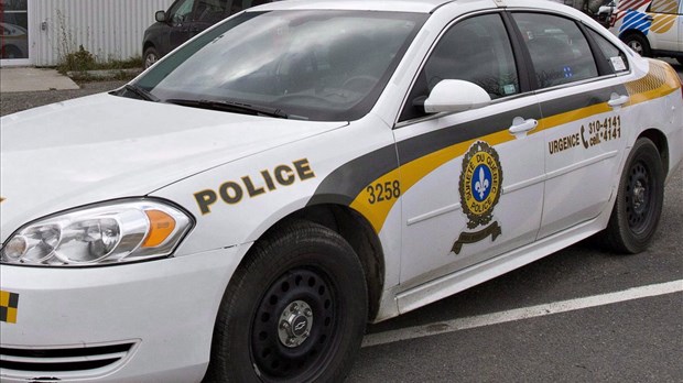 Un homme décède après avoir été écrasé par une rétrocaveuse dans les Laurentides