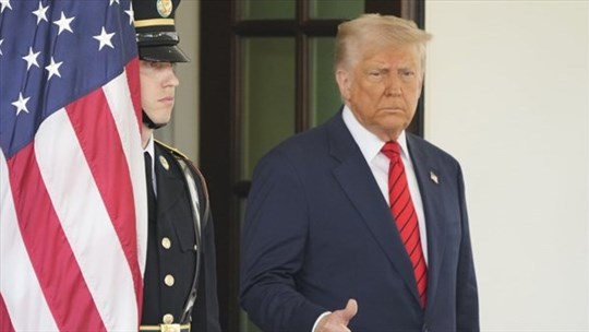 Alerte: Trump annonce des droits de douane de 25 % sur les camions moyens et lourds