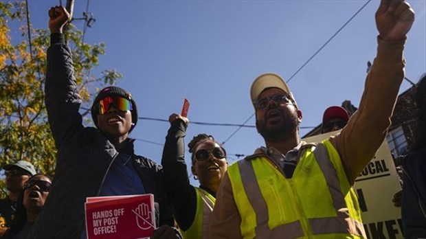 Le syndicat de Postes Canada en grève rencontrera le ministre Joël Lightbound