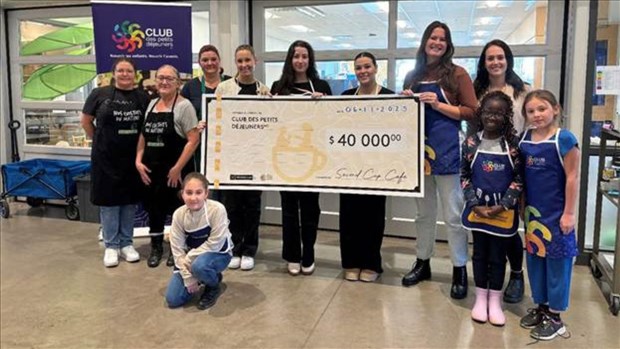 Des membres de Second Cup Café servent à déjeuner à l’école Curé-Paquin