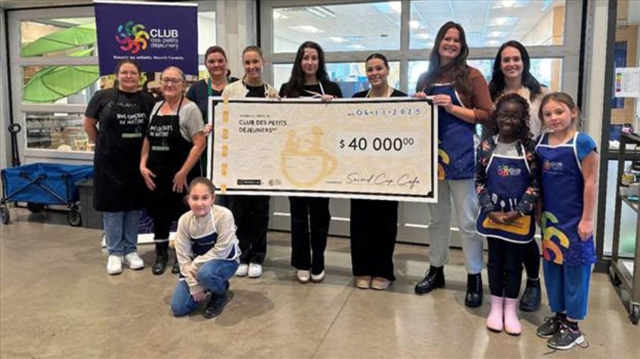 Des membres de Second Cup Café servent à déjeuner à l’école Curé-Paquin