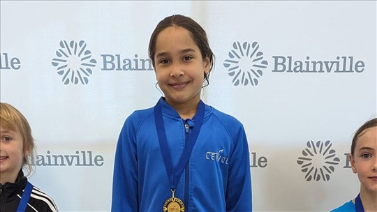 Une jeune en plongeon du club L'Envol au sein de l’équipe Jeunes espoirs