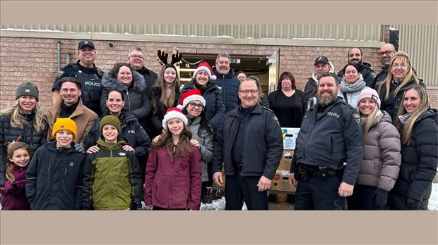 Distribution de paniers de Noël par les policiers de Terrebonne