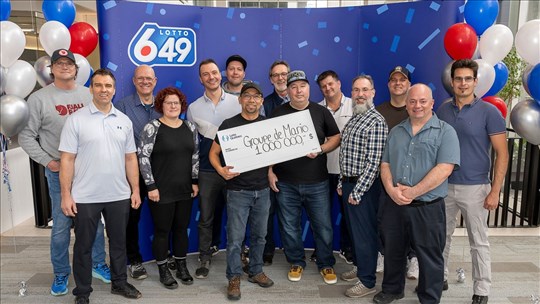 Quatorze collègues d'une usine gagnent 1 000 000 $ au Lotto 6/49