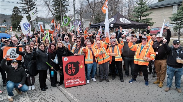 Plus de 200 manifestants des Laurentides dénoncent le projet de loi 89