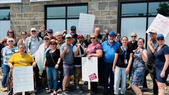 Des travailleurs de la santé des Laurentides manifestent 