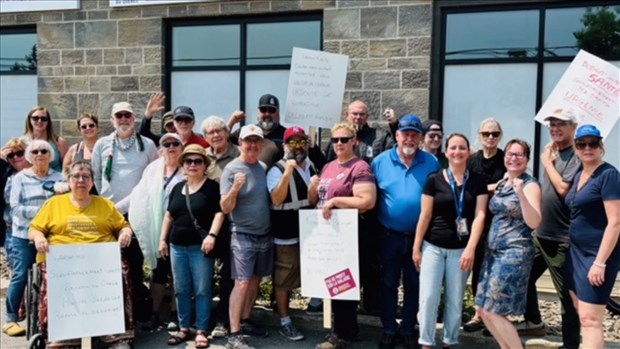 Des travailleurs de la santé des Laurentides manifestent 
