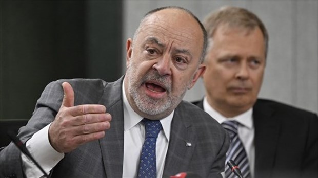 Dubé dénonce le «refus total» des fédérations de médecins de négocier