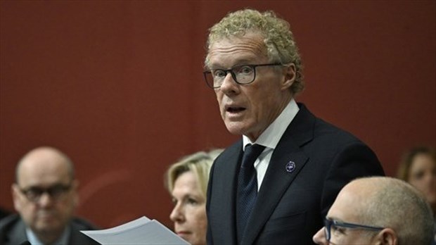 Le ministre Boulet défend sa loi, devant le parallèle des syndicats avec Air Canada