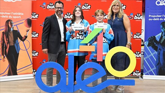 Deux athlètes des Laurentides en hockey reçoivent une bourse 