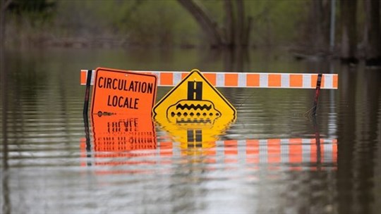 Saint-Jérôme ferme un pont et distribue des sacs de sable face au risque d'inondation